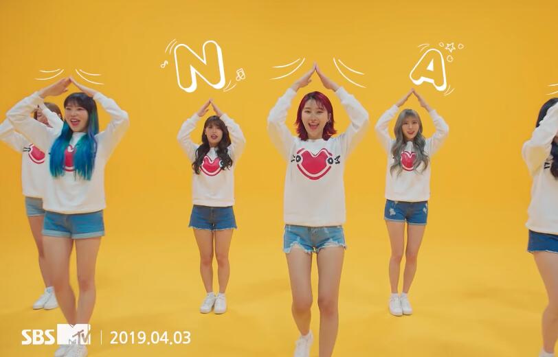 MOMOLAND – BANANA CHACHA